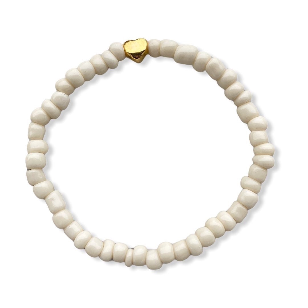 Armband "LOVE" in Beige aus Glasperlen mit goldenem Herz