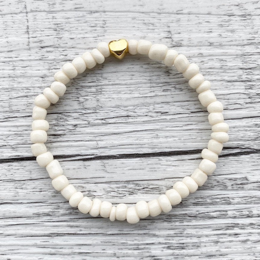 Armband "LOVE" in Beige aus Glasperlen mit goldenem Herz