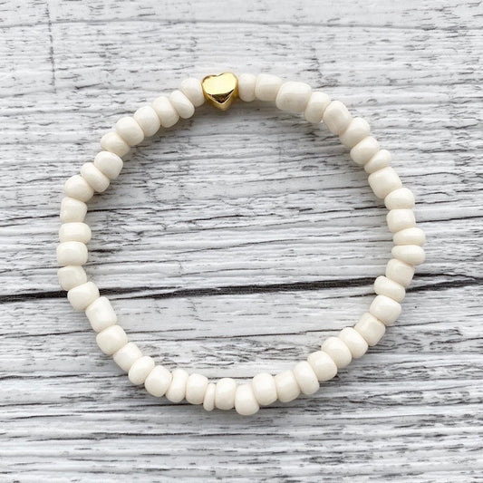Armband "LOVE" in Beige aus Glasperlen mit goldenem Herz