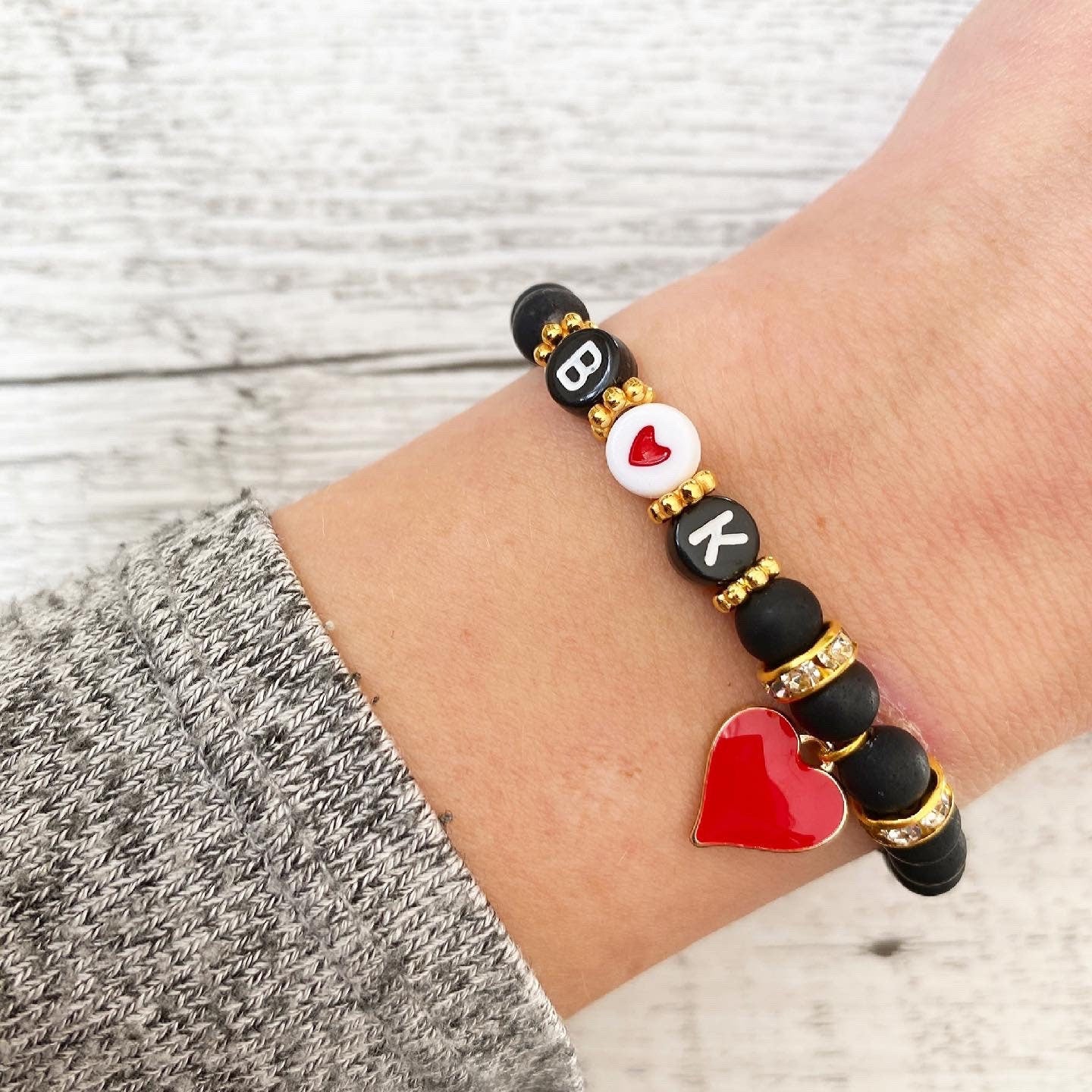 Personalisiertes Armband schwarz matt mit rotem Herz Anhänger