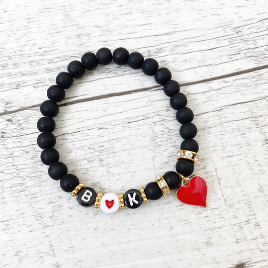 Personalisiertes Armband schwarz matt mit rotem Herz Anhänger
