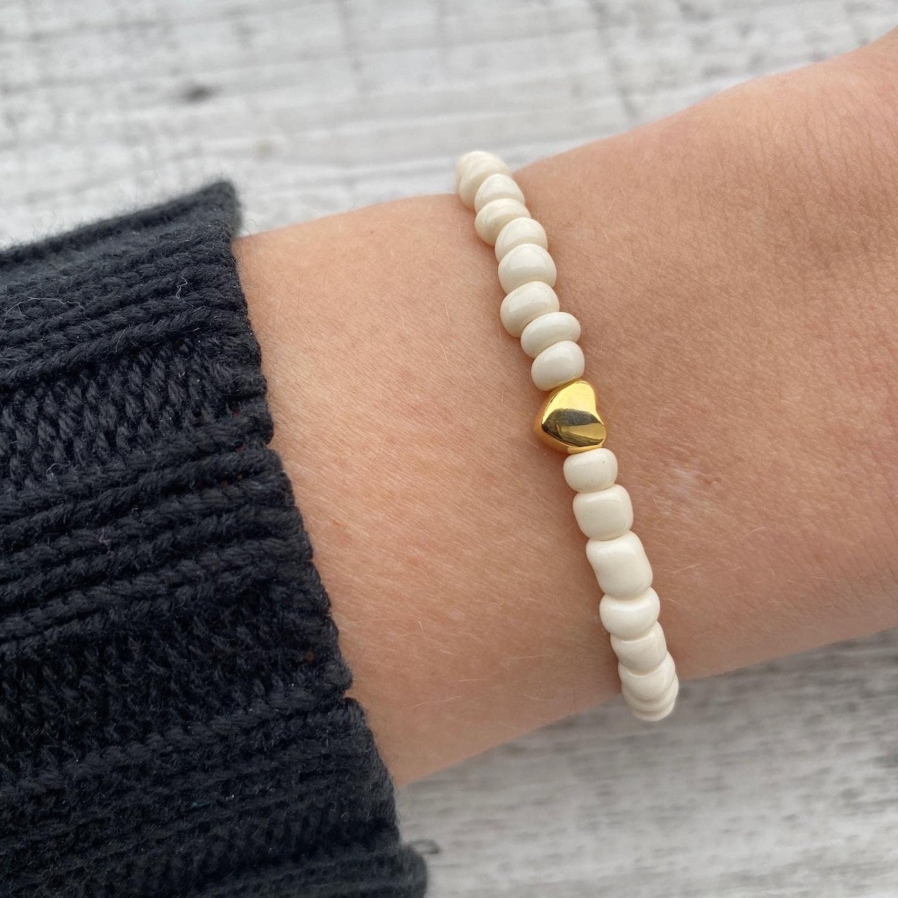 Armband "LOVE" in Beige aus Glasperlen mit goldenem Herz