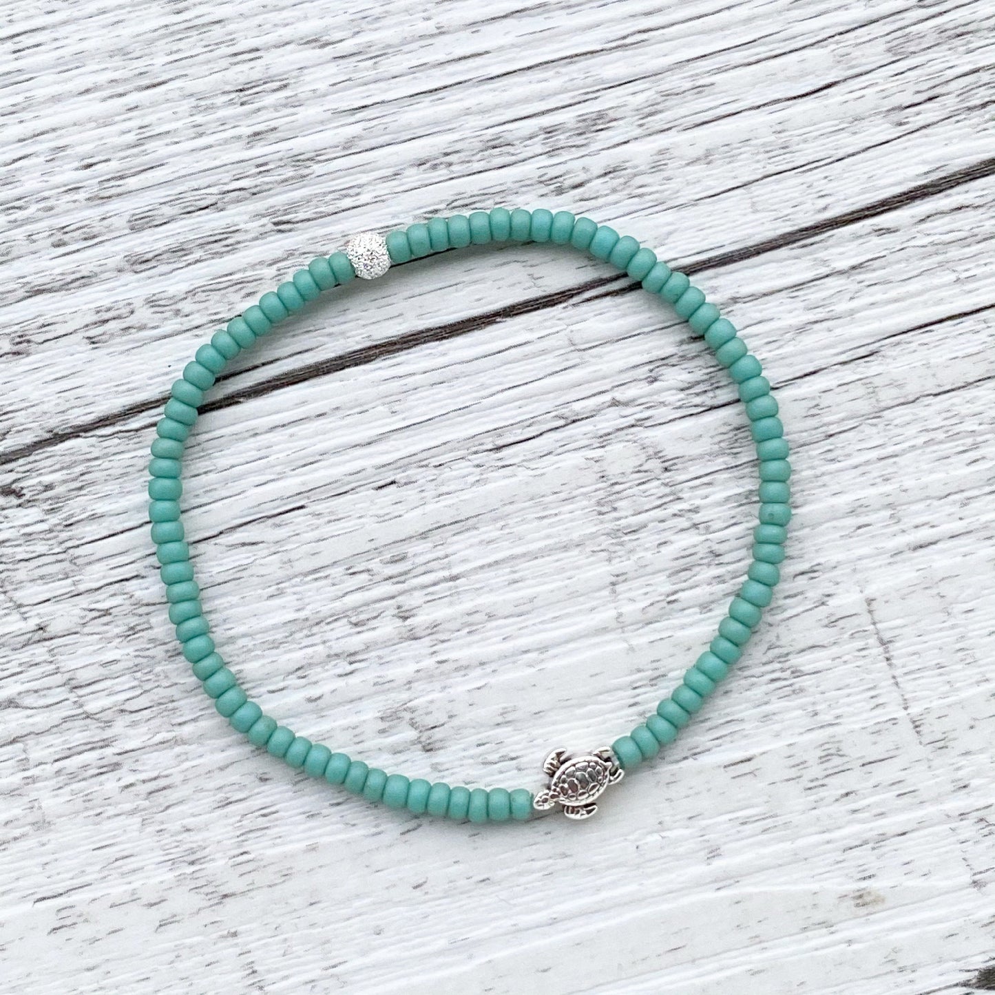 Zartes Perlenarmband mit Schildkröte