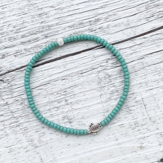 Zartes Perlenarmband mit Schildkröte