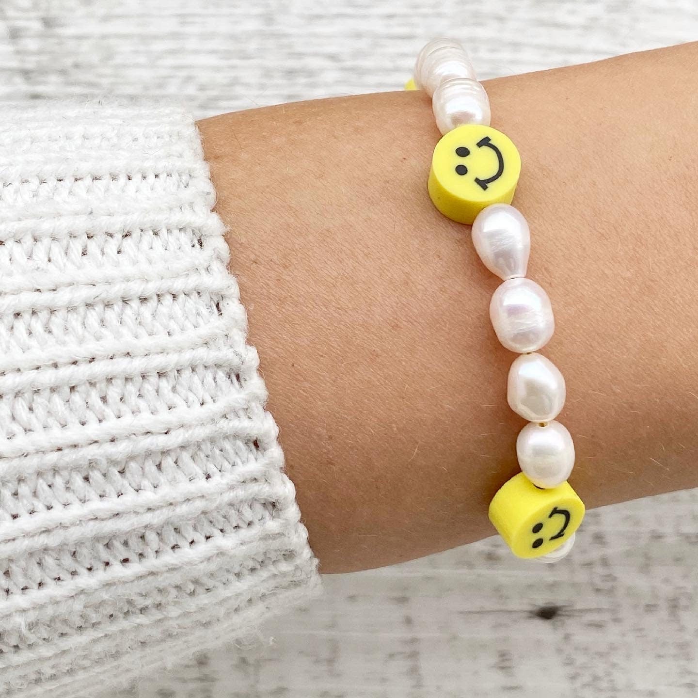 Smiley Armband mit Süßwasserperlen - vergoldet
