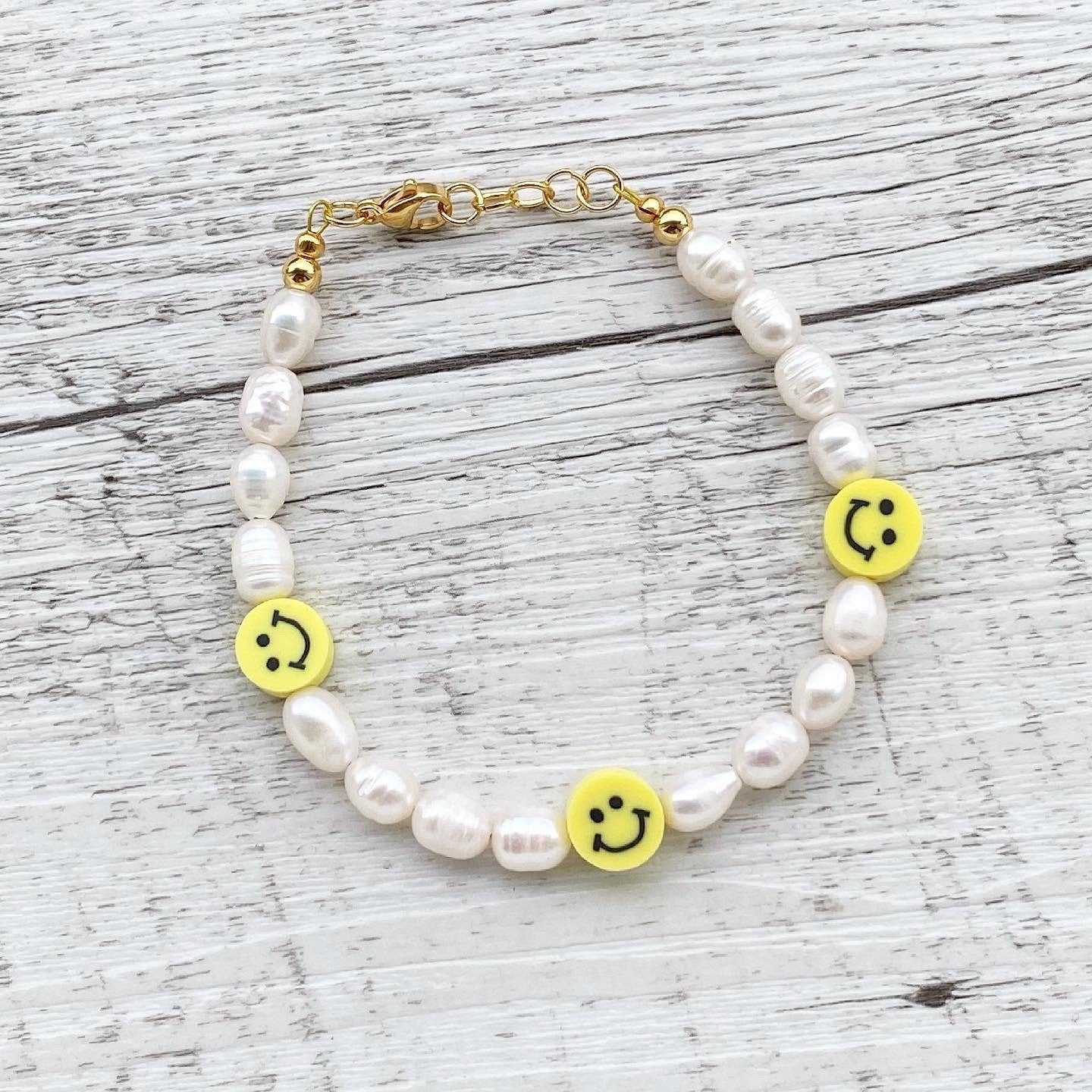 Smiley Armband mit Süßwasserperlen - vergoldet