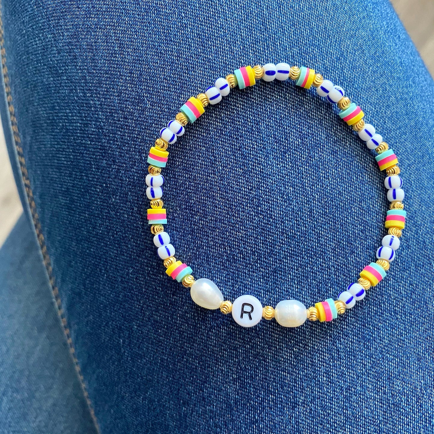 Personalisiertes Armband "Sweet Colours" aus 925er Sterlingsilber 24 Karat vergoldet mit Süßwasserperlen