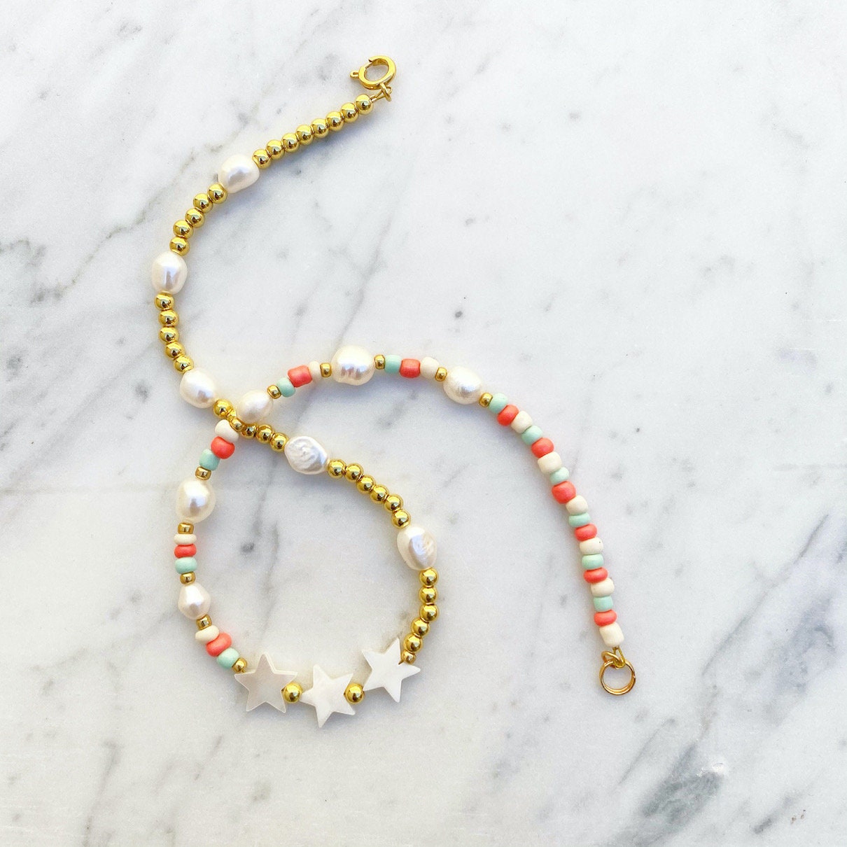 Halskette aus Süßwasserperlen und Glasperlen