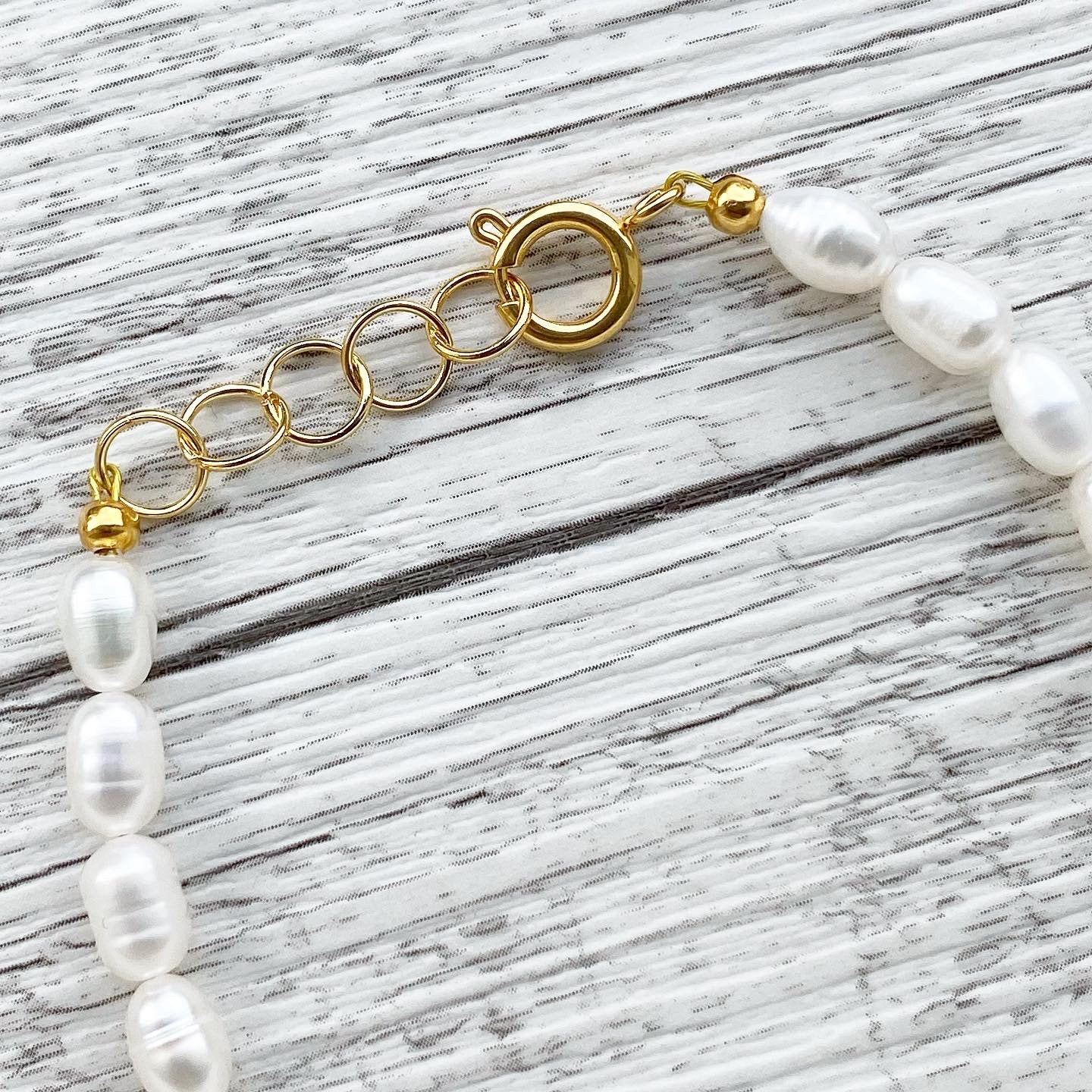Armband "Krone" aus Edelstahl und Süßwasserperlen in Gold