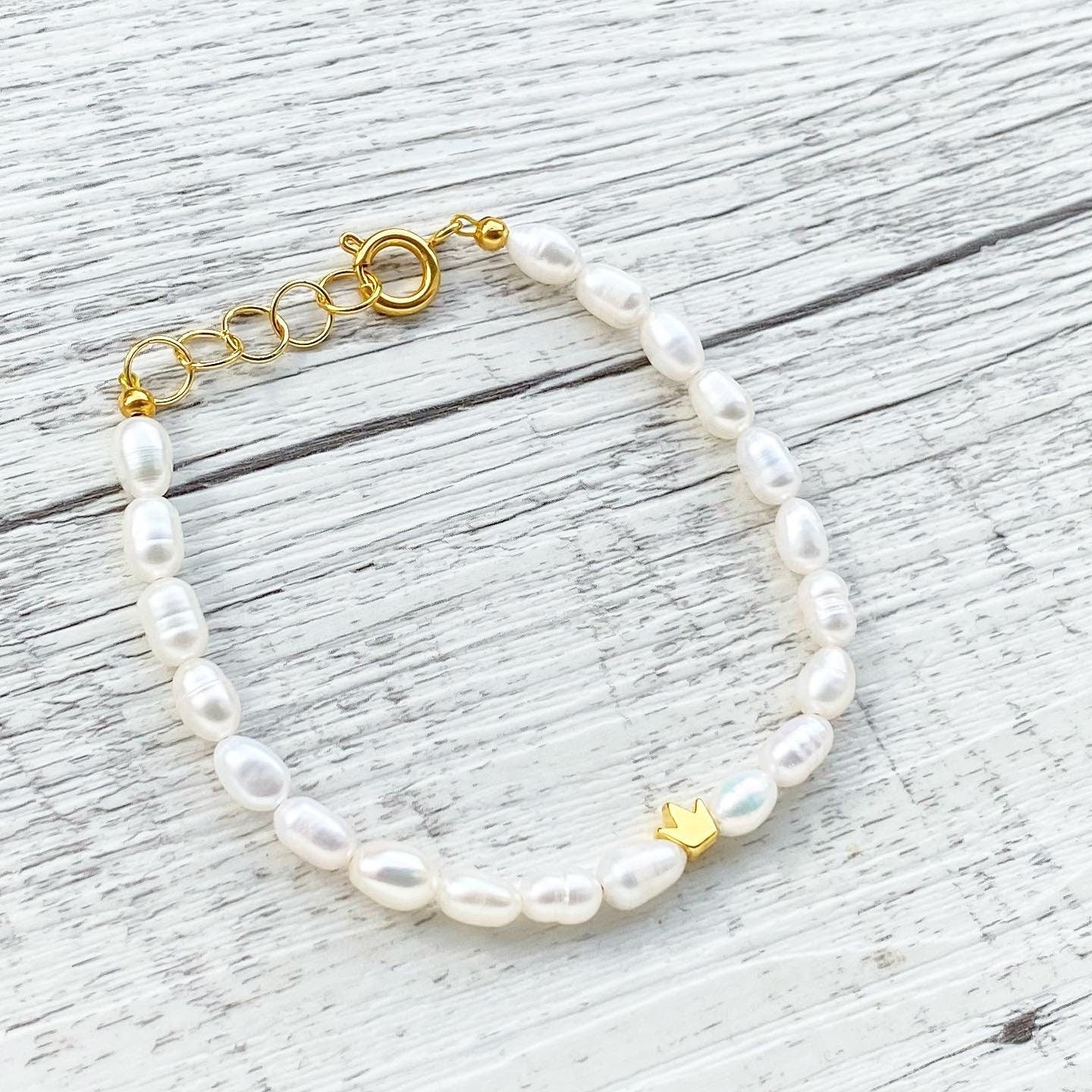 Armband "Krone" aus Edelstahl und Süßwasserperlen in Gold