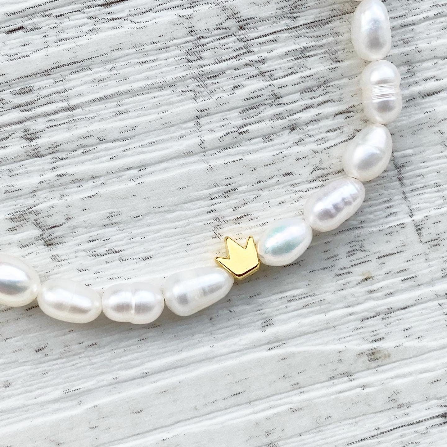 Armband "Krone" aus Edelstahl und Süßwasserperlen in Gold
