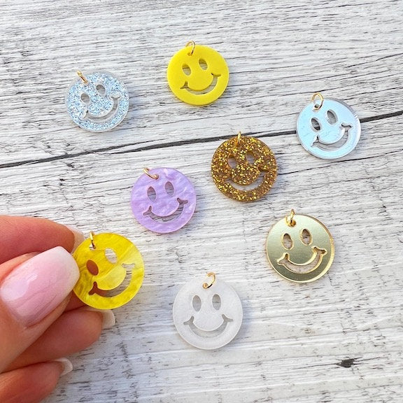 8 große Smiley Anhänger Gold mit rostfreien Edelstahl Ösen
