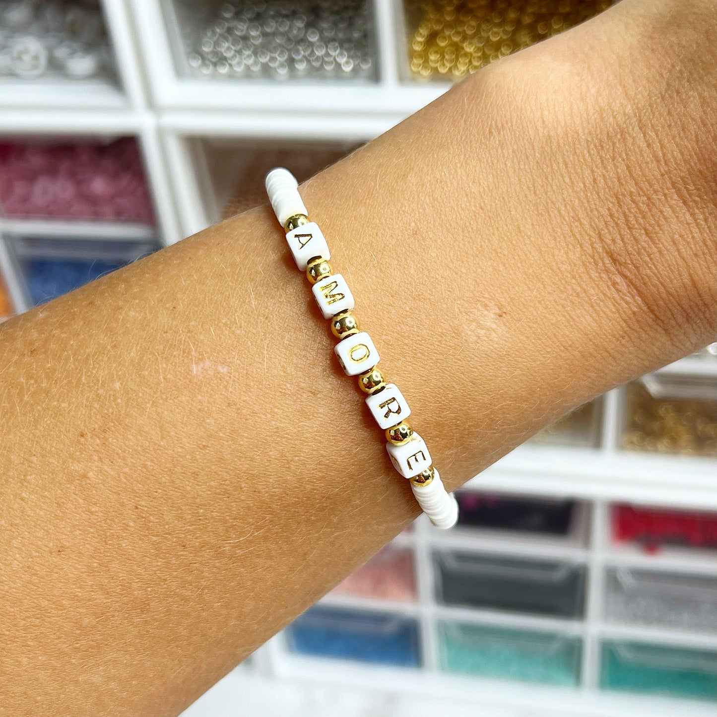 Personalisiertes Armband "AMORE“ in Weiß Gold aus Katsuki Perlen