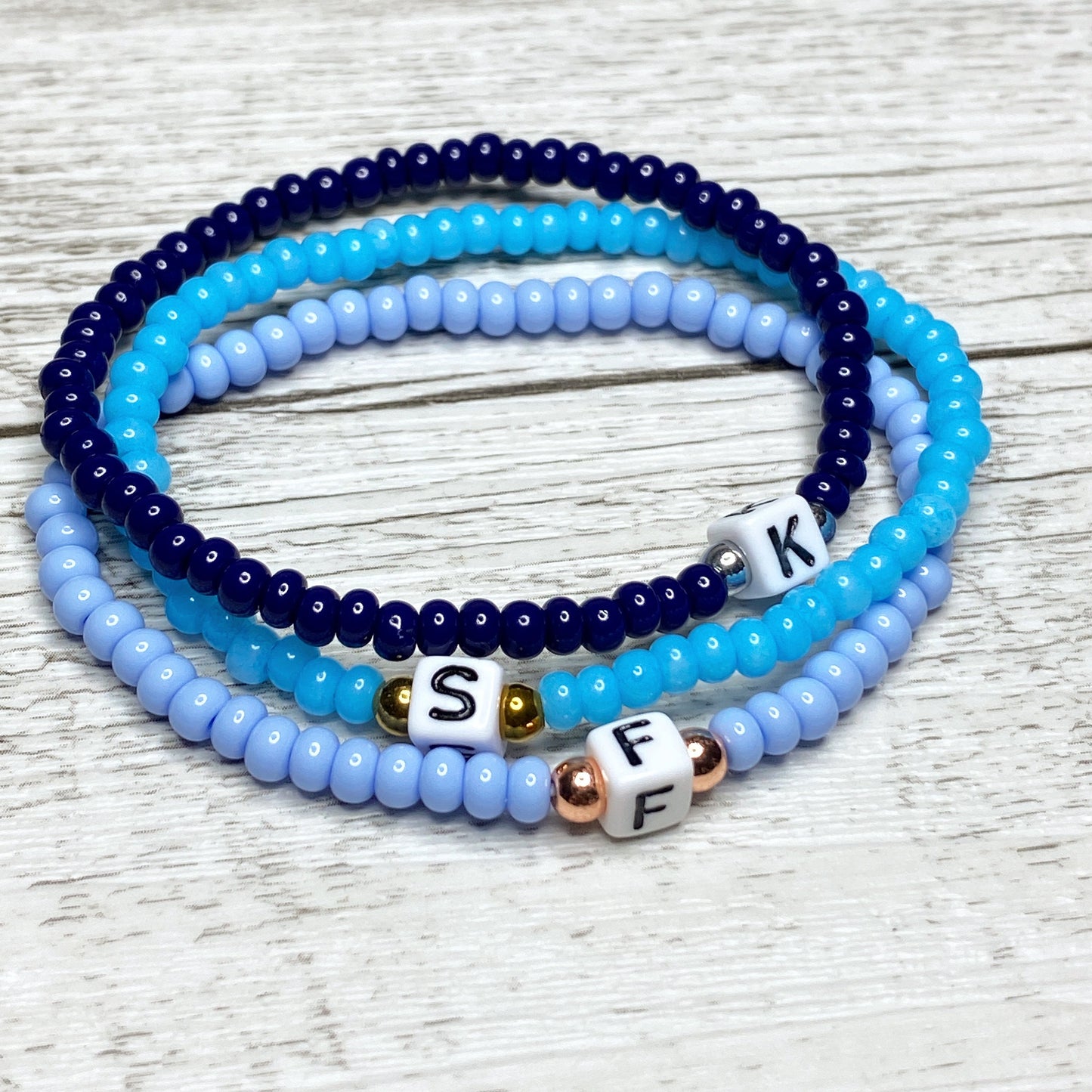 Personalisiertes Armband "Blues" aus Glasperlen