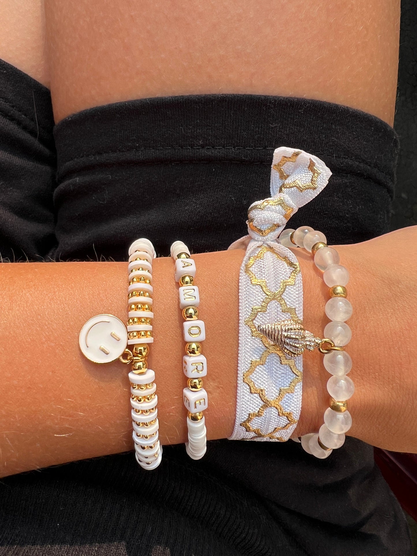 Personalisiertes Armband "AMORE“ in Weiß Gold aus Katsuki Perlen