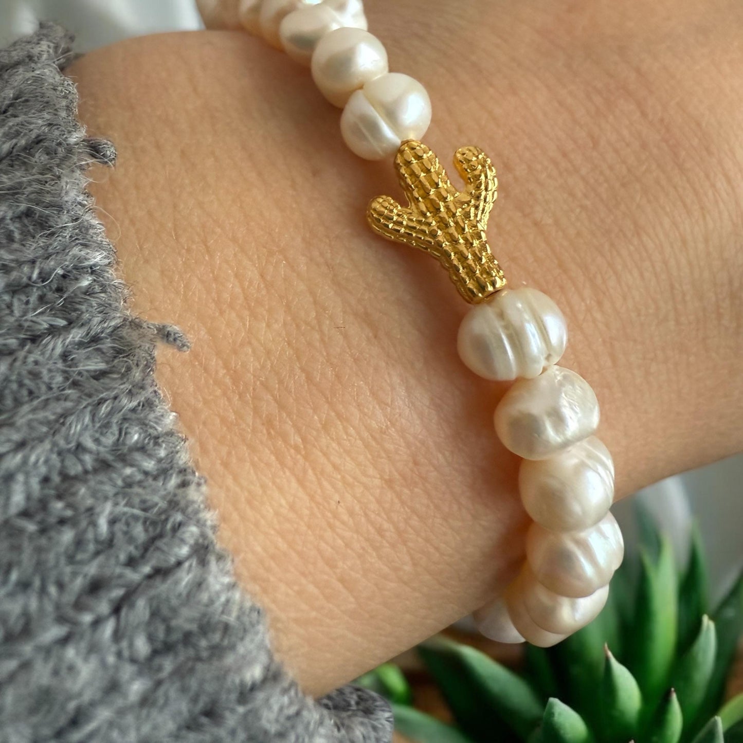 Perlenarmband mit vergoldetem Kaktus und echten Süßwasserperlen