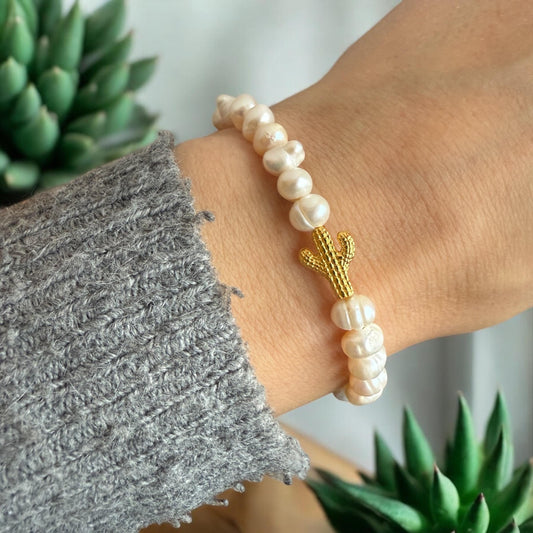 Perlenarmband mit vergoldetem Kaktus und echten Süßwasserperlen