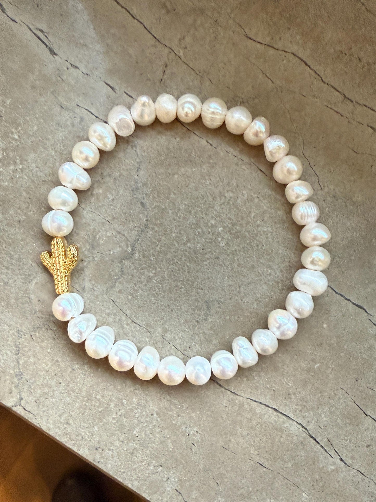 Perlenarmband mit vergoldetem Kaktus und echten Süßwasserperlen