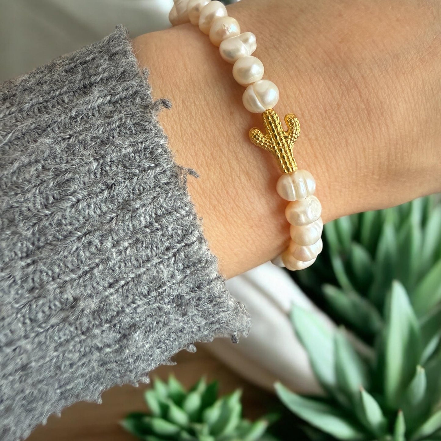 Perlenarmband mit vergoldetem Kaktus und echten Süßwasserperlen