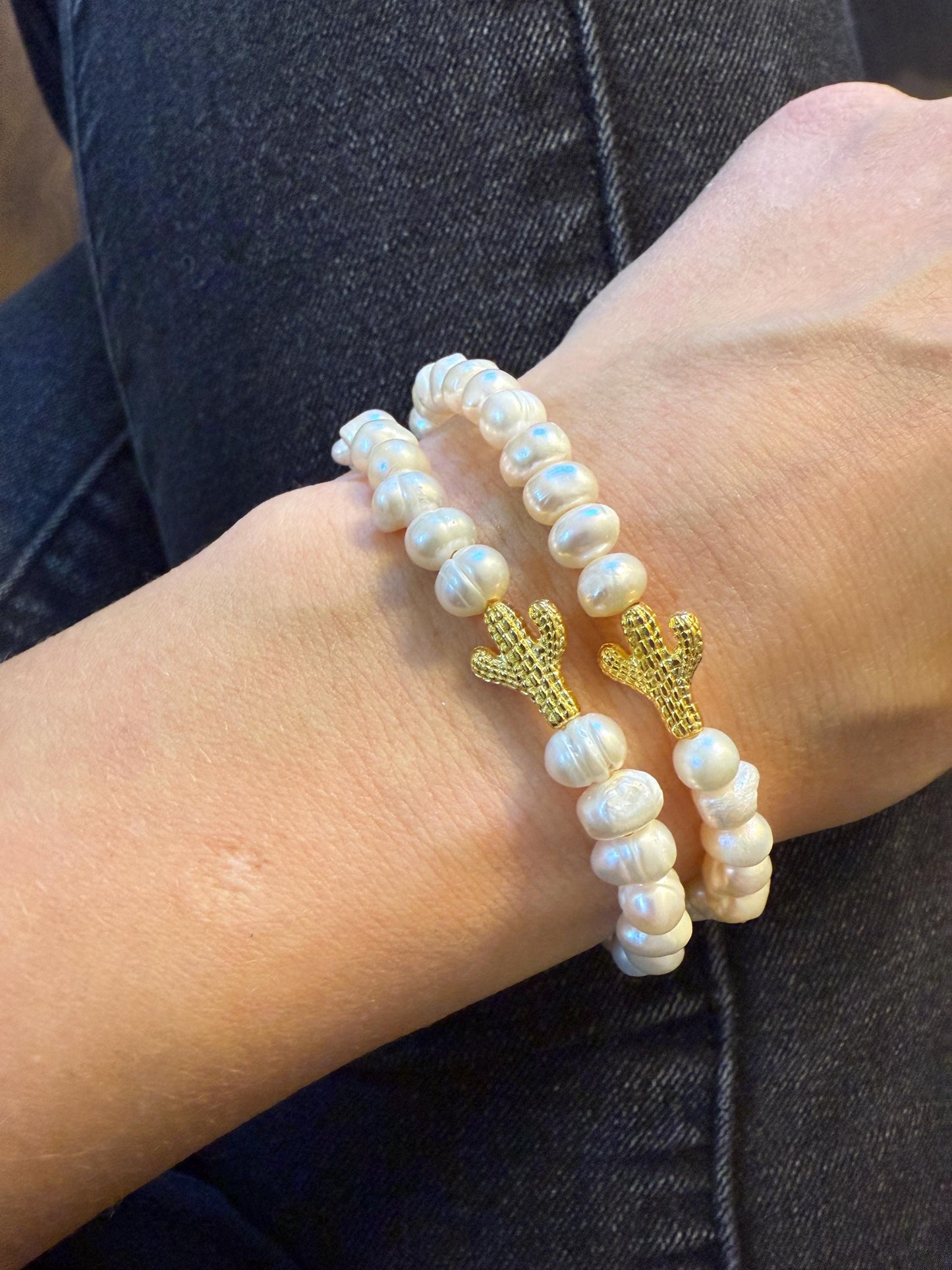 Perlenarmband mit vergoldetem Kaktus und echten Süßwasserperlen
