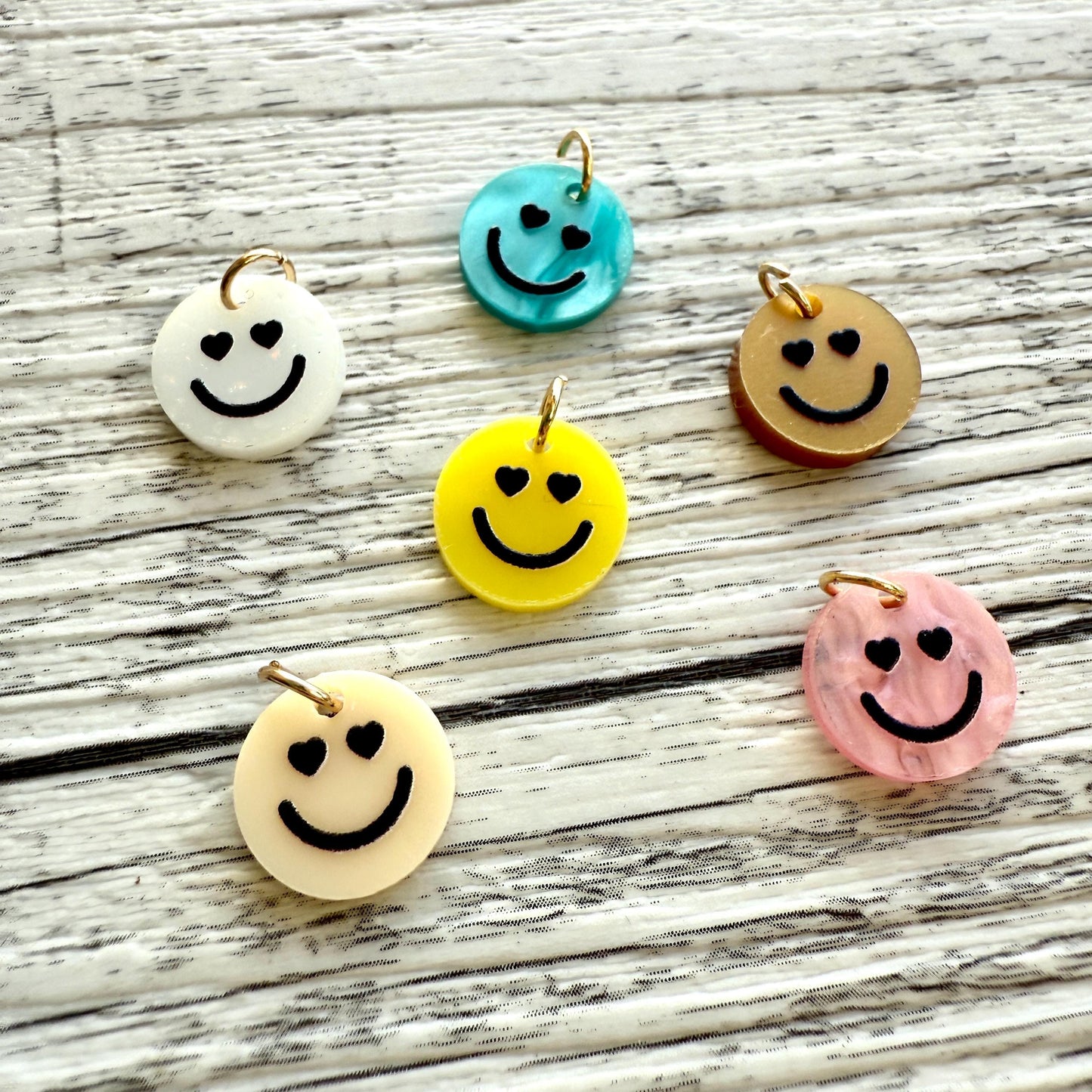 6 Smiley Anhänger mit Ösen und Herz Augen aus Edelstahl