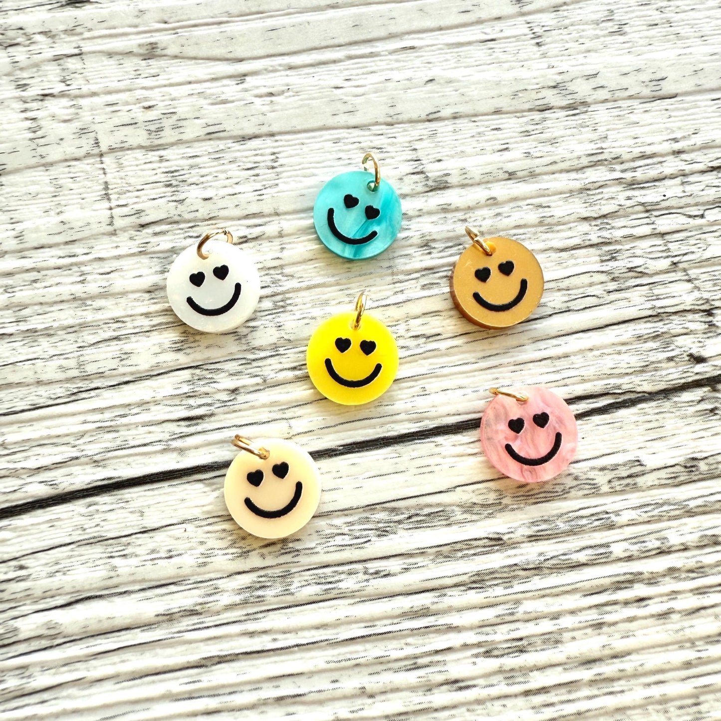 6 Smiley Anhänger mit Ösen und Herz Augen aus Edelstahl