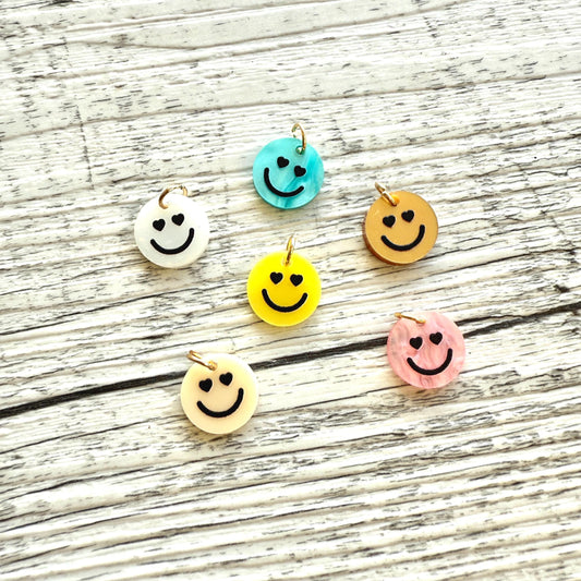 6 Smiley Anhänger mit Ösen und Herz Augen aus Edelstahl