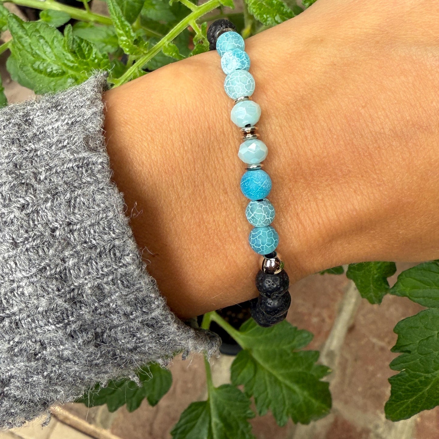 Perlenarmband mit Lavastein und blauem Achat | Handgefertigt