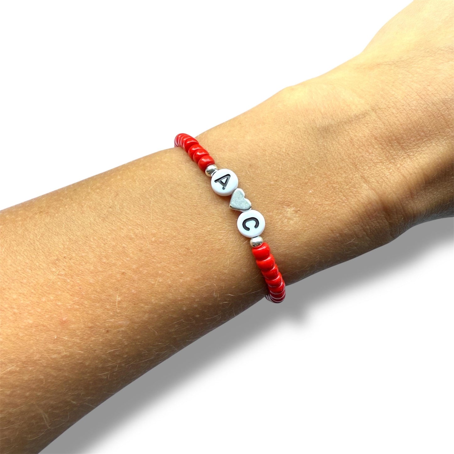 Personalisiertes Armband in Rot mit silbernem Herz