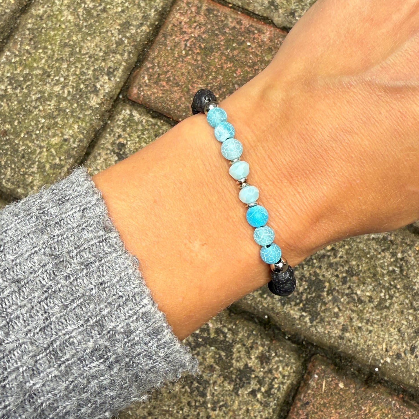 Perlenarmband mit Lavastein und blauem Achat | Handgefertigt