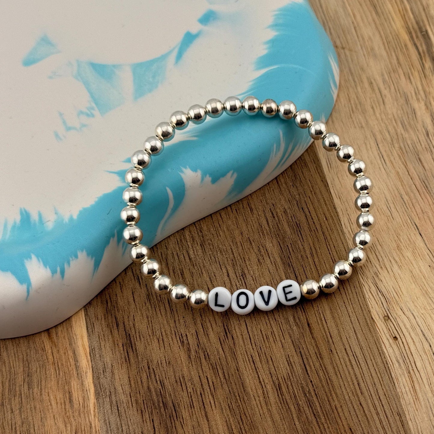 Personalisiertes Armband "Simply Silver" aus 925er Sterlingsilber mit handbemalten Glasbuchstaben
