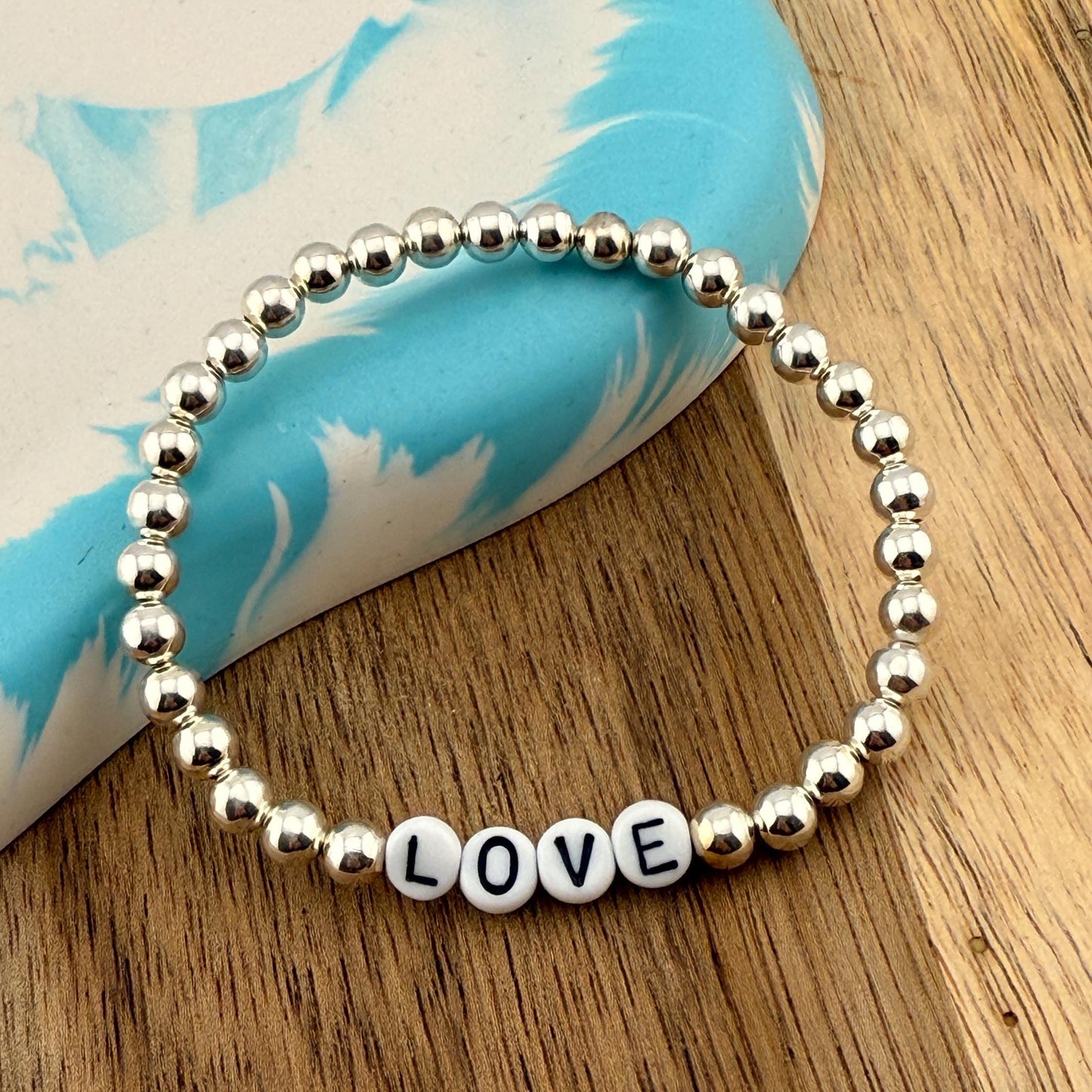 Personalisiertes Armband "Simply Silver" aus 925er Sterlingsilber mit handbemalten Glasbuchstaben
