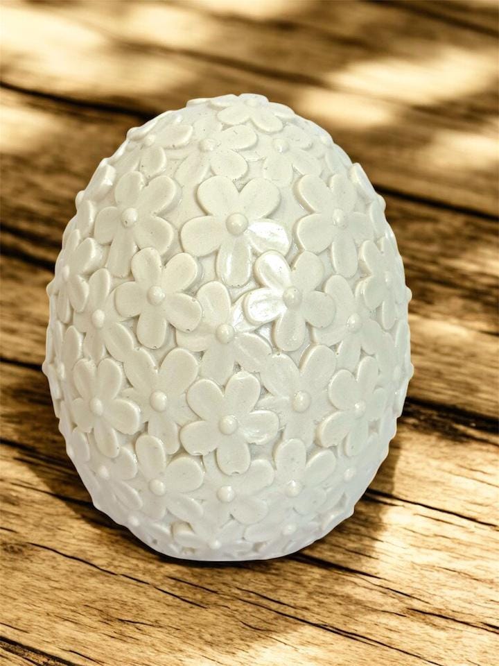 Osterei mit Blümchen aus Jesmonite in Cremeweiß