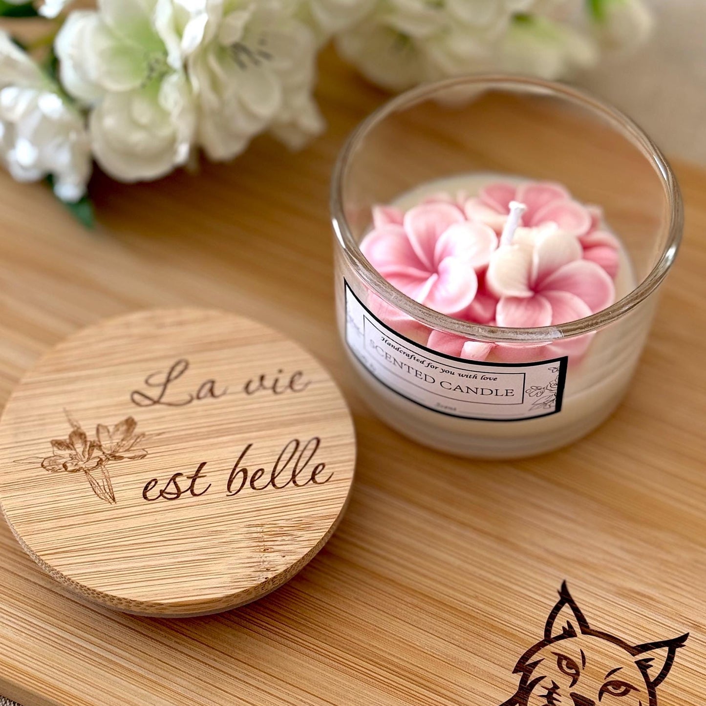 Personalisierte Duftkerze im Glas mit Blume und Wunsch-Gravur auf Bambus Deckel