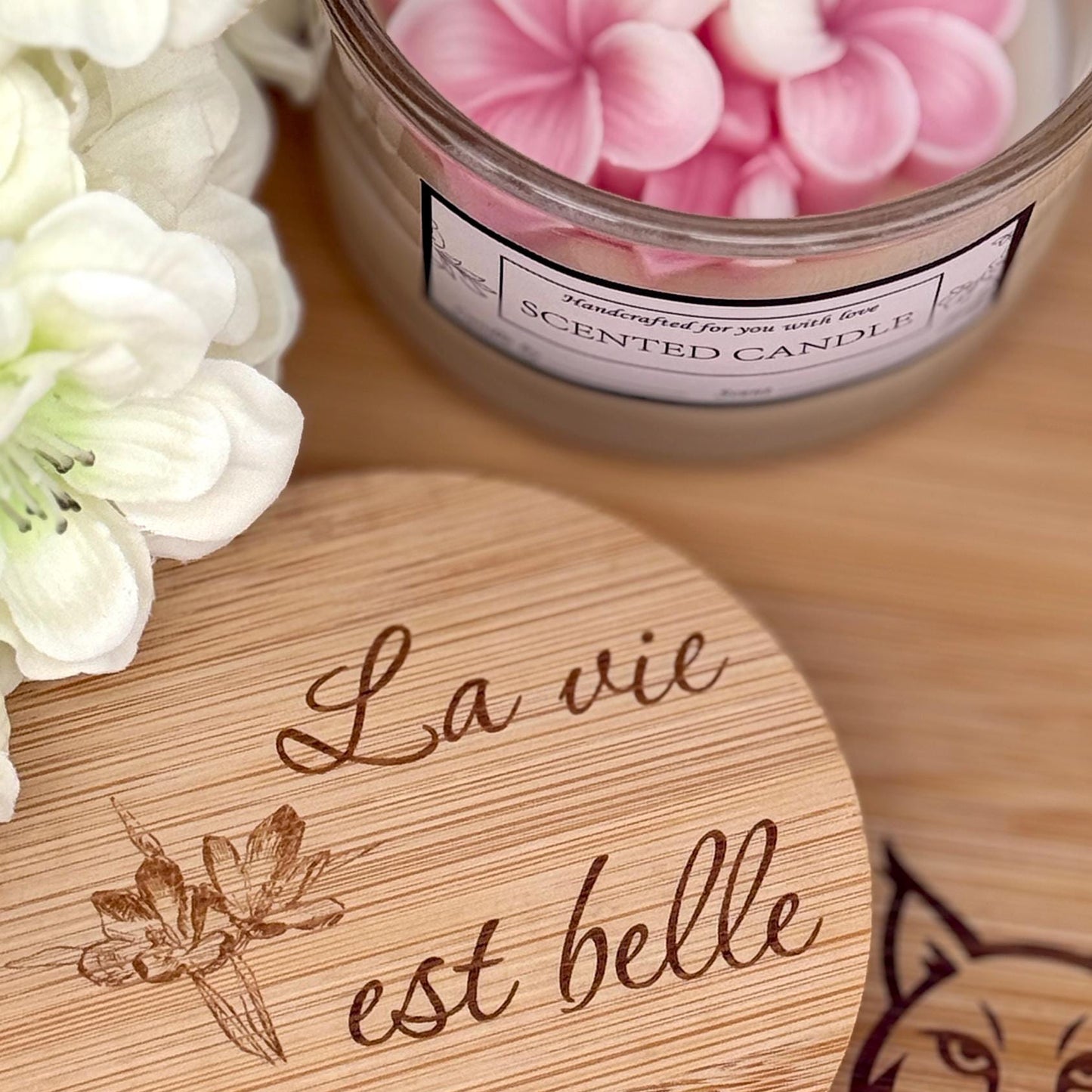 Personalisierte Duftkerze im Glas mit Blume und Wunsch-Gravur auf Bambus Deckel