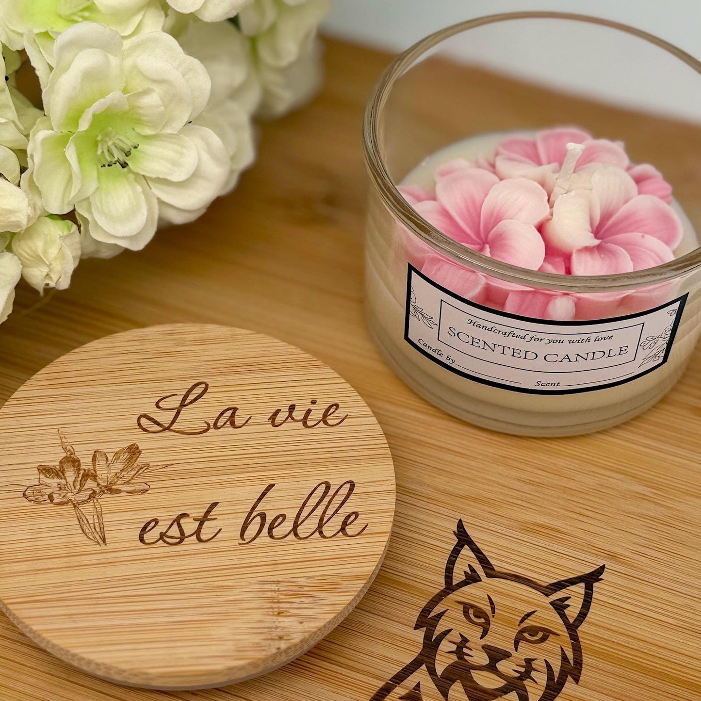 Personalisierte Duftkerze im Glas mit Blume und Wunsch-Gravur auf Bambus Deckel