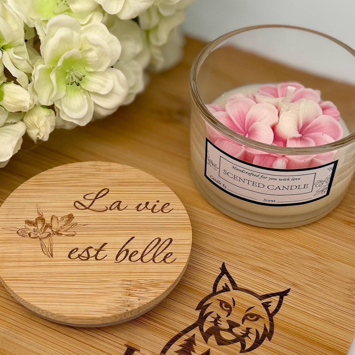 Personalisierte Duftkerze im Glas mit Blume und Wunsch-Gravur auf Bambus Deckel