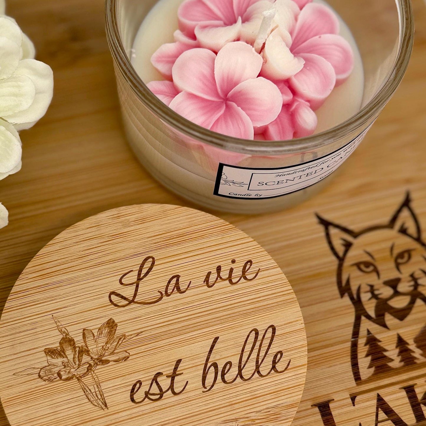 Personalisierte Duftkerze im Glas mit Blume und Wunsch-Gravur auf Bambus Deckel
