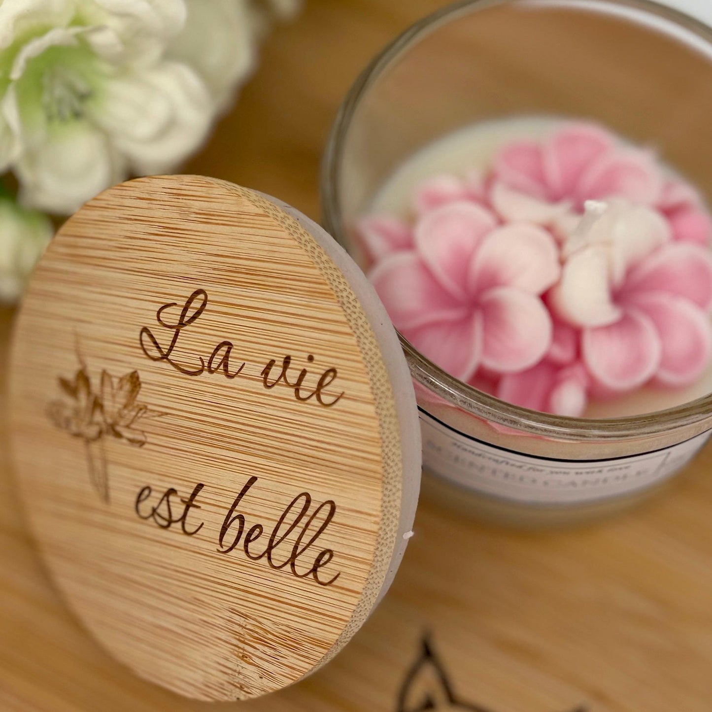 Personalisierte Duftkerze im Glas mit Blume und Wunsch-Gravur auf Bambus Deckel
