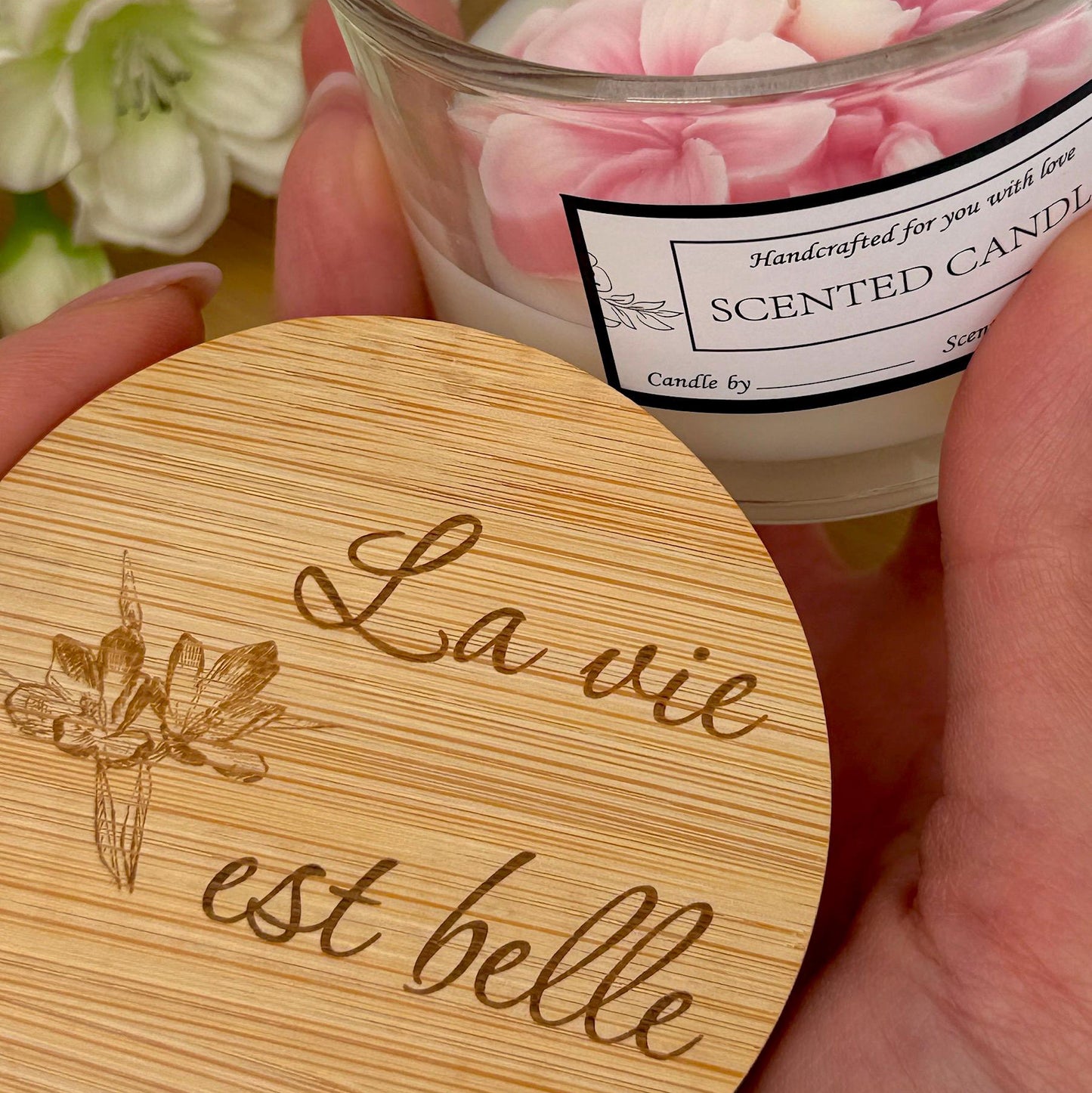 Personalisierte Duftkerze im Glas mit Blume und Wunsch-Gravur auf Bambus Deckel