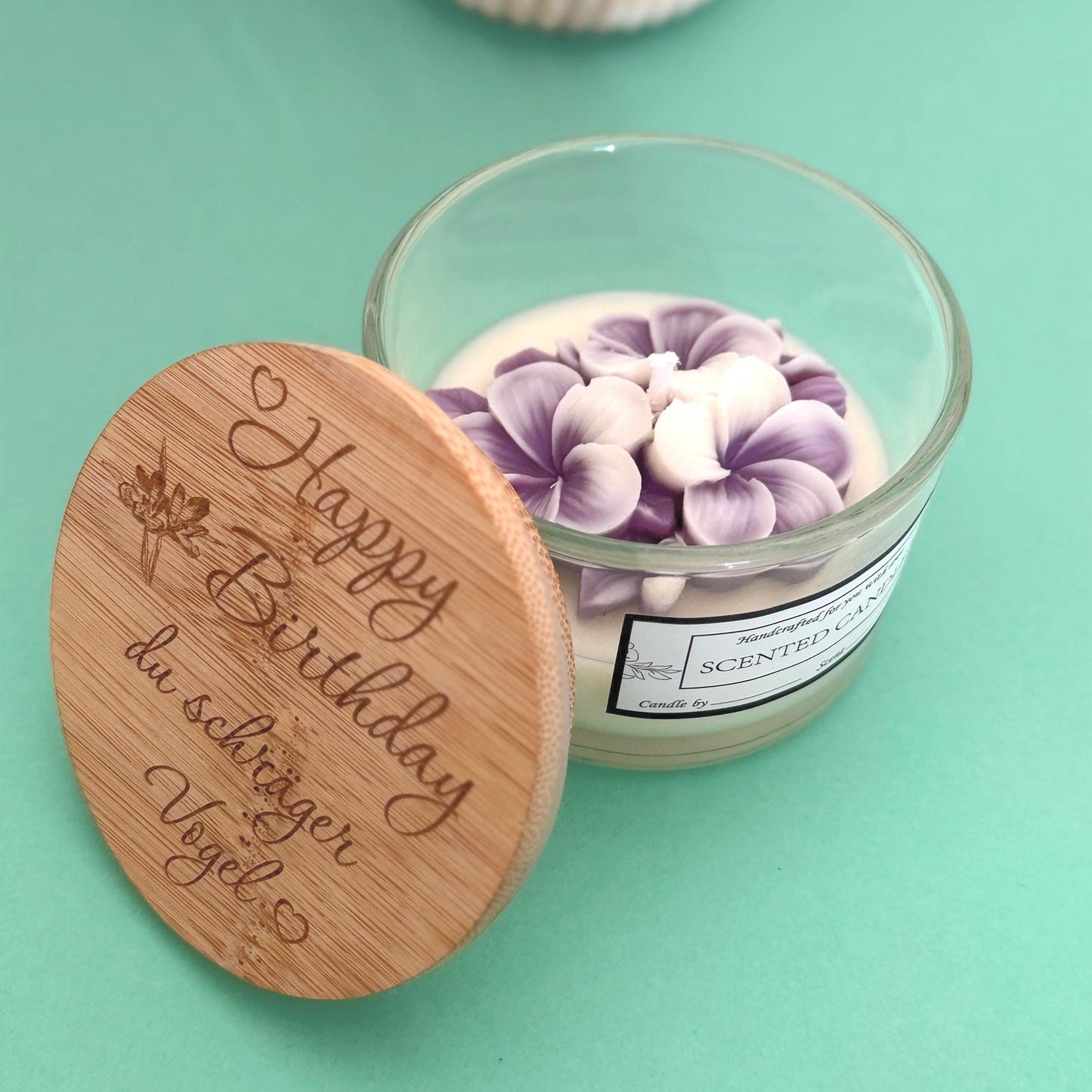 Personalisierte Duftkerze im Glas mit Blume und Wunsch-Gravur auf Bambus Deckel