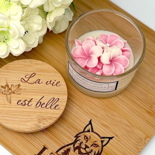 Personalisierte Duftkerze im Glas mit Blume und Wunsch-Gravur auf Bambus Deckel