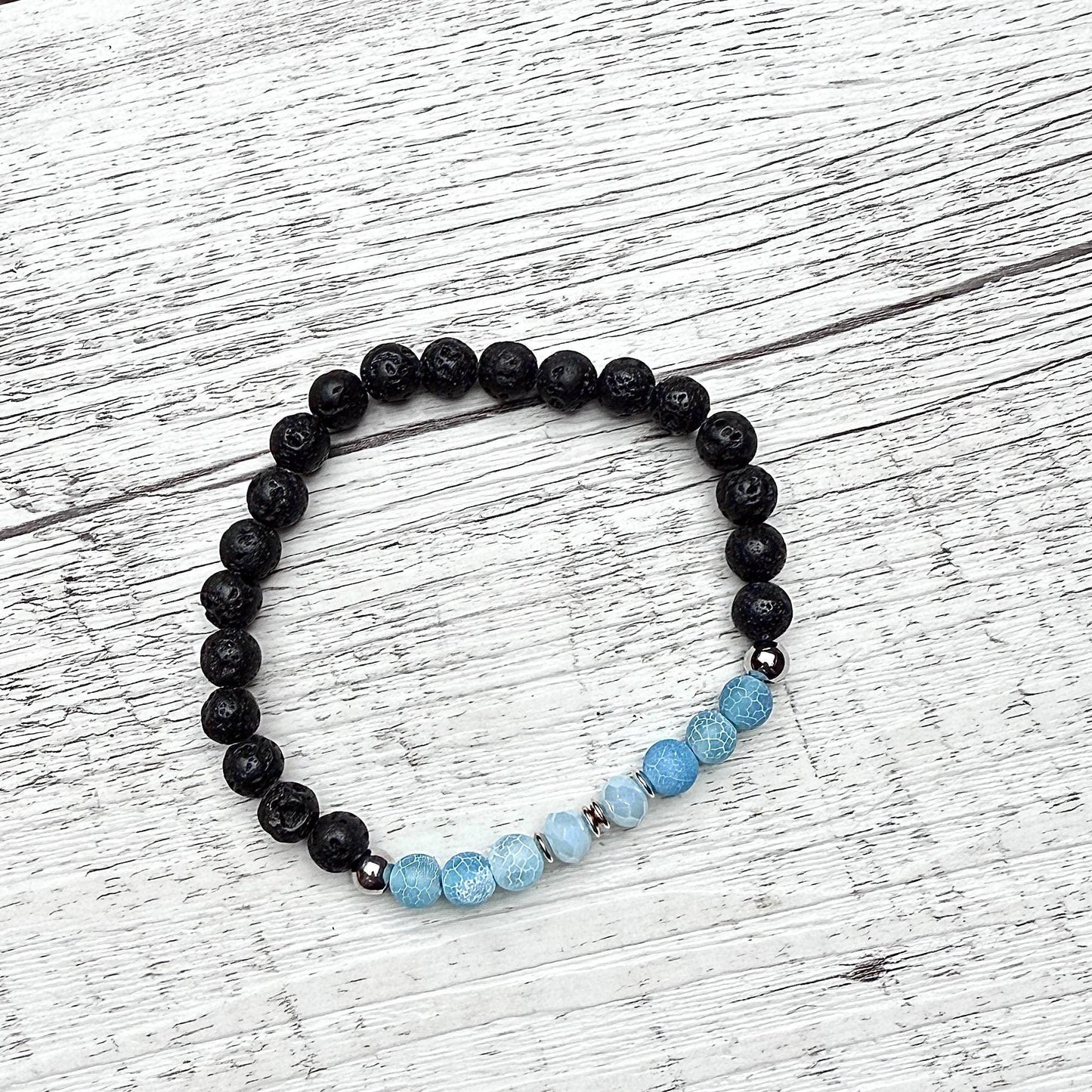 Perlenarmband mit Lavastein und blauem Achat | Handgefertigt