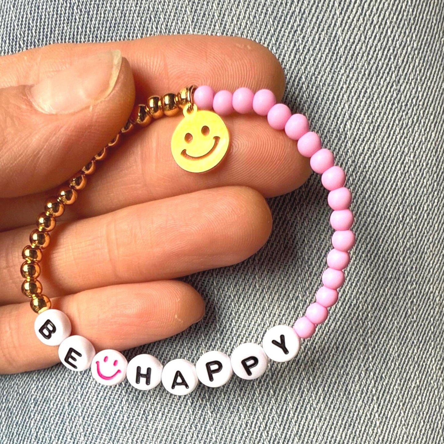 Personalisiertes Armband mit Smiley in Rosa und Gold aus Edelstahl